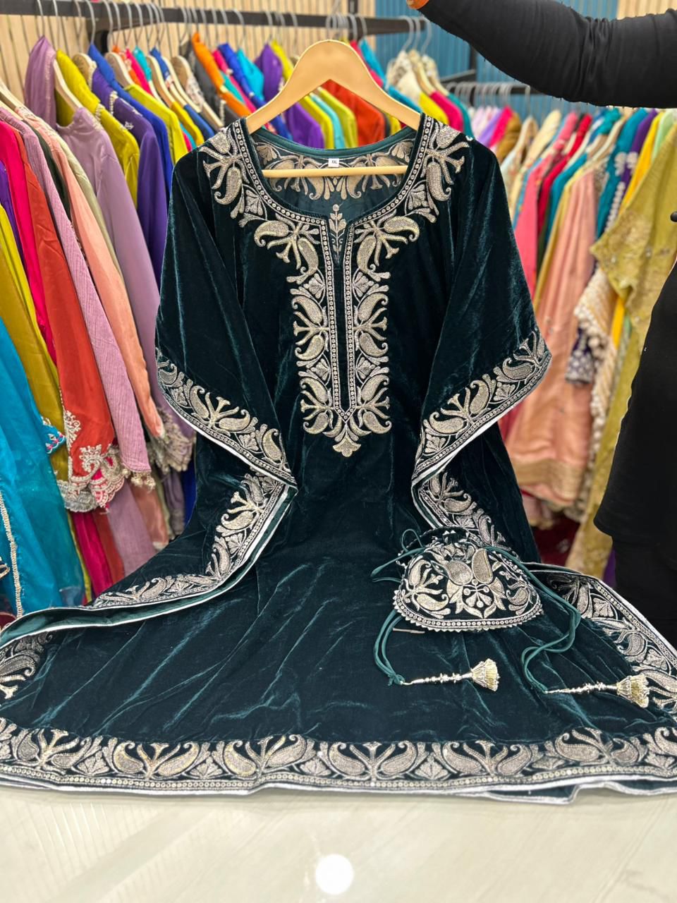 Article 1009 – Premium 9000 Velvet Kaftan with Handwork Neck & Border
