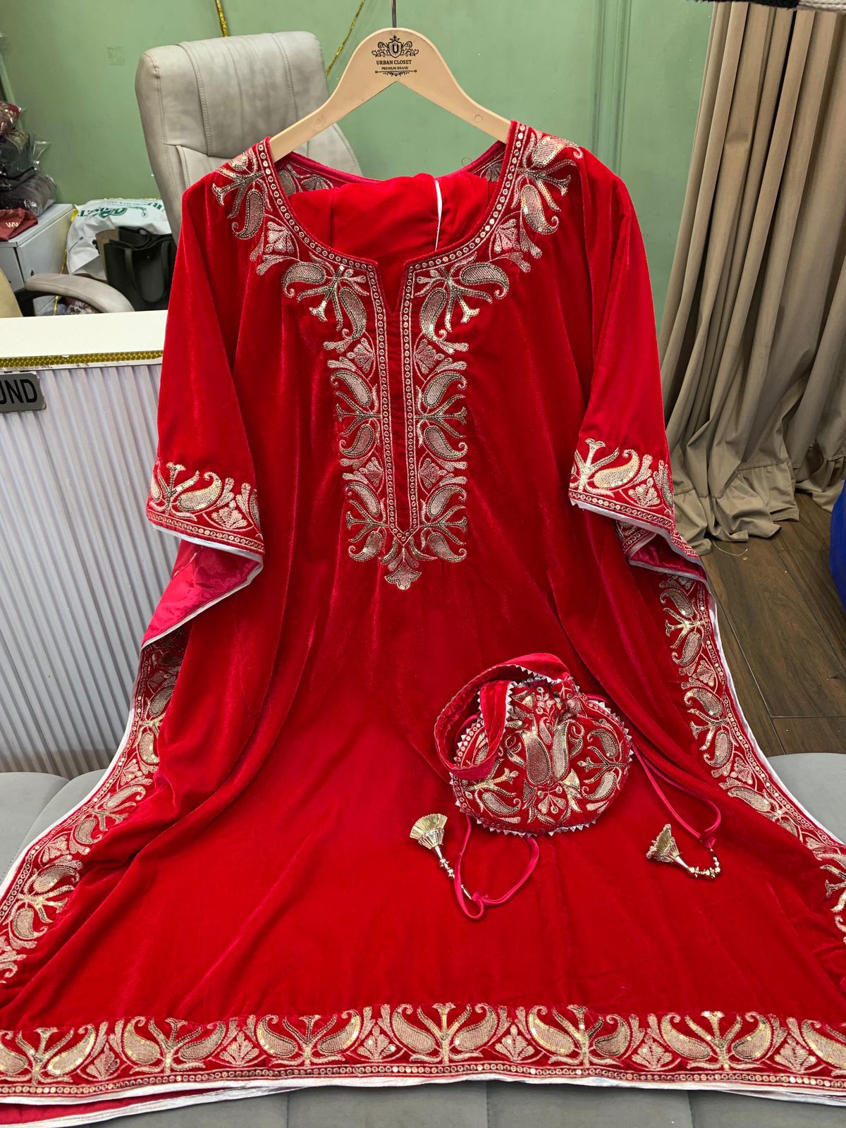 Article 1009 – Premium 9000 Velvet Kaftan with Handwork Neck & Border