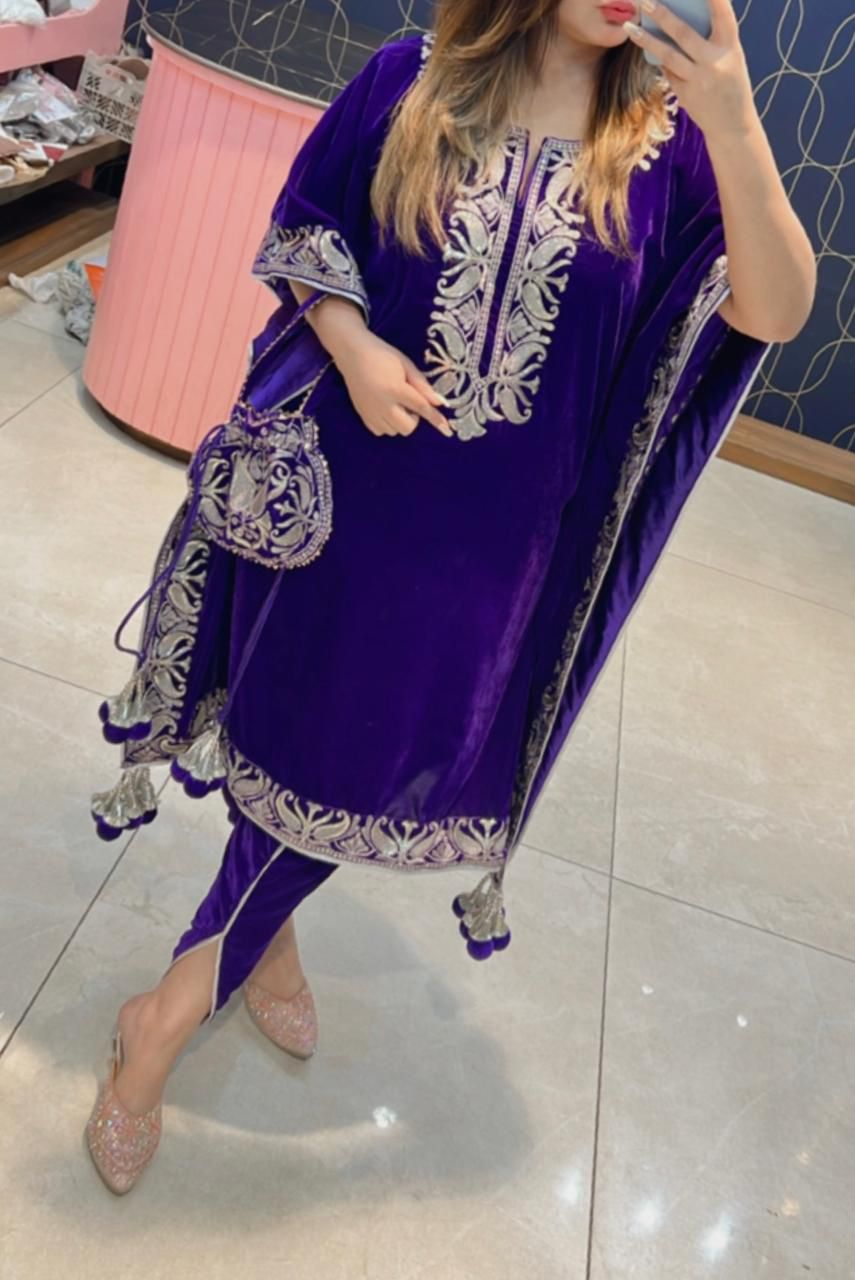 Article 1009 – Premium 9000 Velvet Kaftan with Handwork Neck & Border