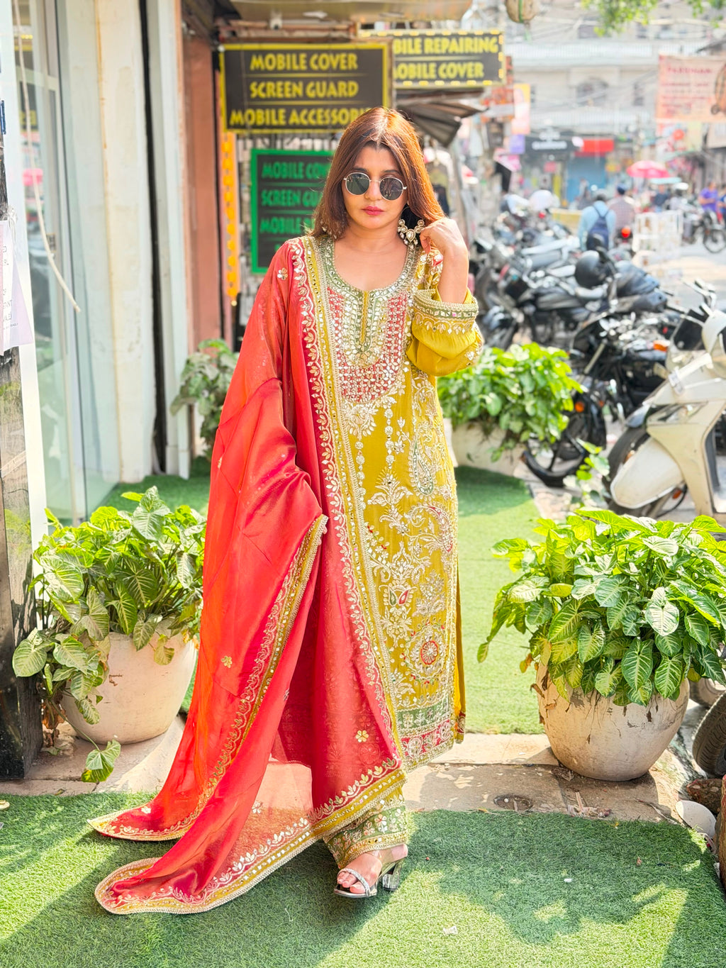 Pure tissue suit with handwork