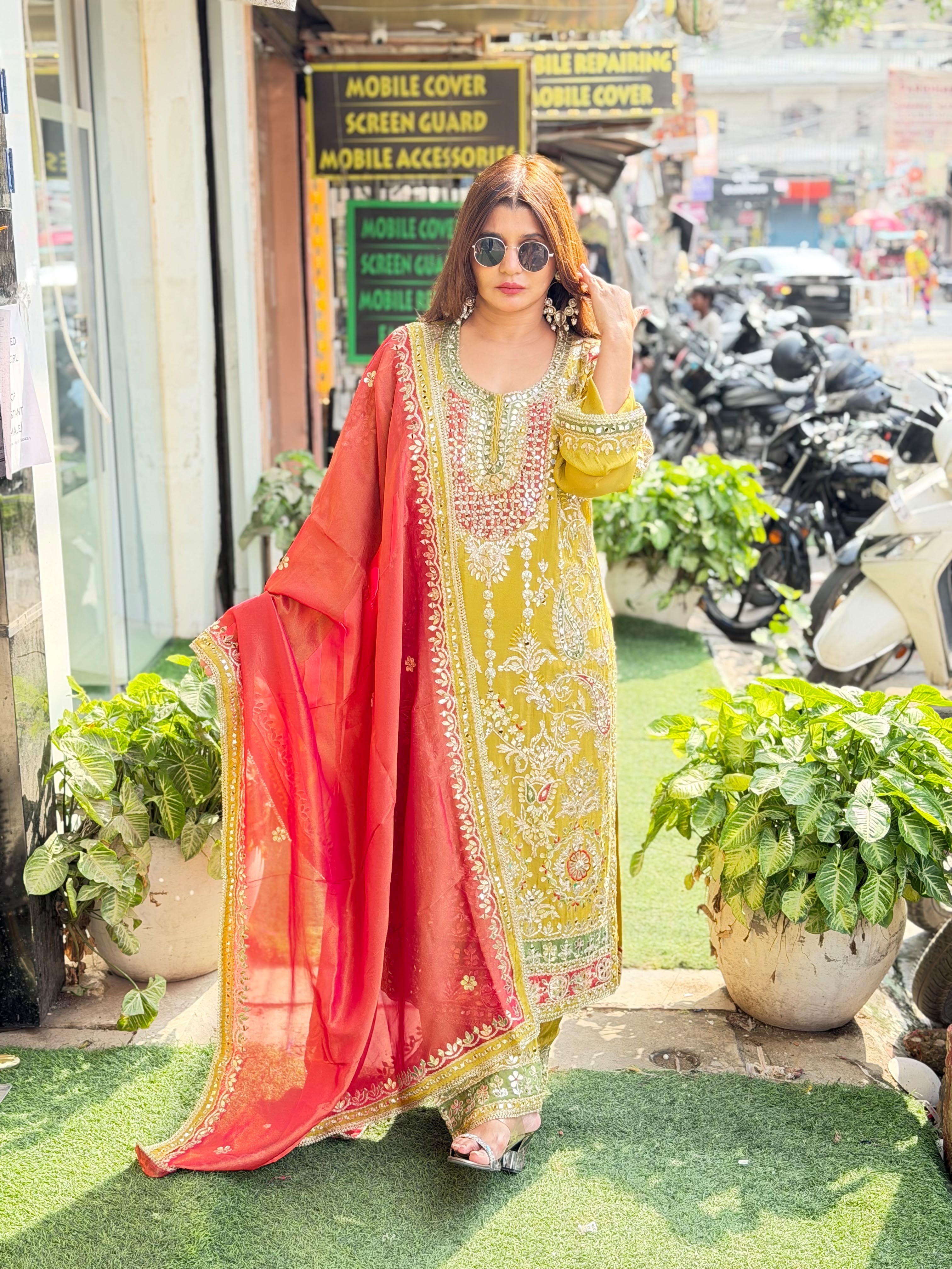 Pure tissue suit with handwork